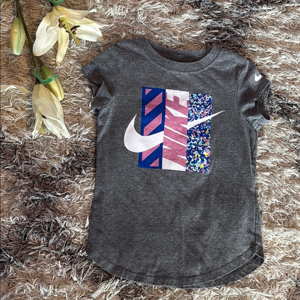 ✅ Nike Kids Gray Athletic Cut Graphic T-Shirt